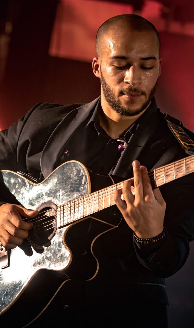 Yanis, Guitariste