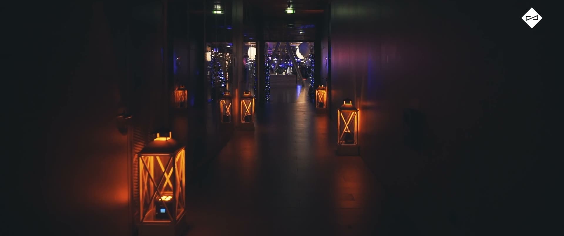 Allée de lanternes menant à une salle de réception